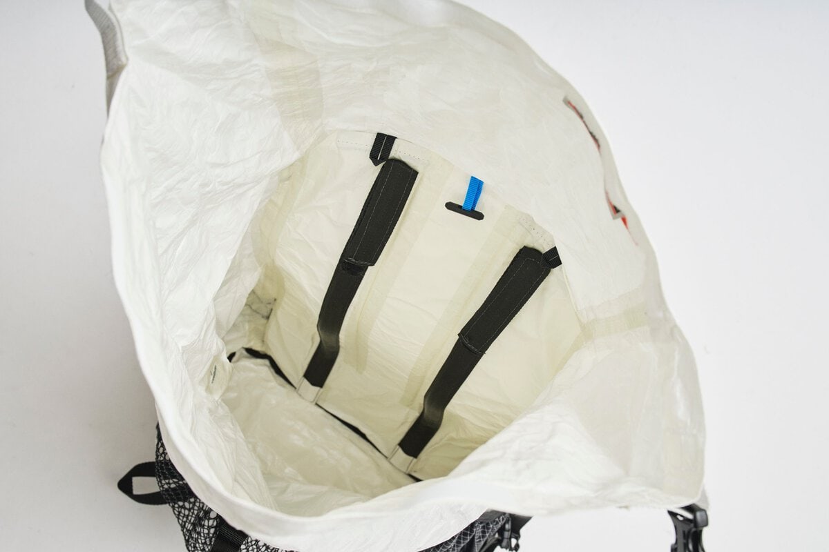 収納部はシンプルな構造。ロールトップタイプなので、雨の浸入を防ぎやすく、荷物の増減にも対応しやすい。（ニュージャンクション 40）