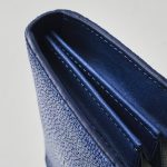 加工が難しいエイ革を採用しながら、切り目仕上げとなるコバ（革の断面）は美しく磨き上げられ、満足感が高い