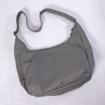 ベルトを伸ばすとショルダーバッグに。