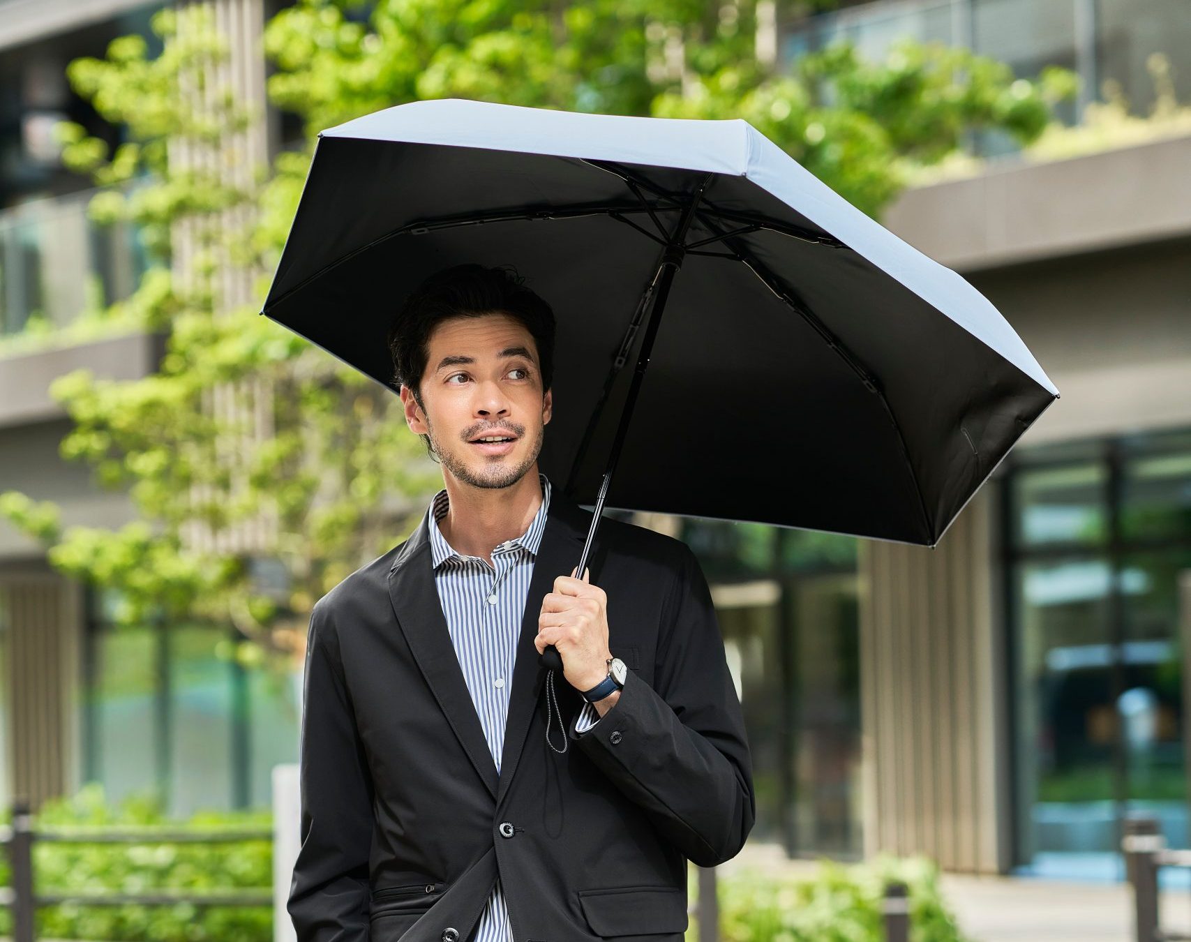 【風速30m/sの暴風雨にも耐える】秒でたためる傘からGORE-TEXアウターまで!圧倒的スペックで選ぶ「最強レイングッズ」4選