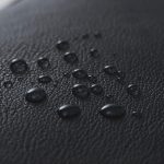 防水ファインレザーは3M社製の「スコッチガード保護剤製品」を浸透させることで防水・防汚性を持たせ、革の裏面や断面からも水の浸入を防止する