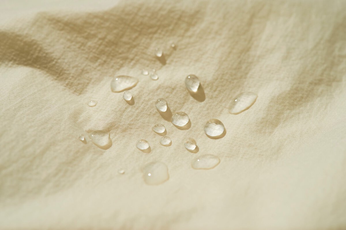 素材には撥水加工が施されており雨をはじく