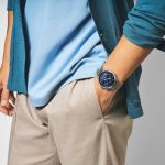袖口からチラッと覗く姿がサマになる