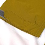 袖はベルクロ付き。