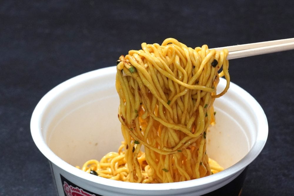 エースコックおなじみの弾力のある麺が濃厚なタレをしっかりと受け止めています。