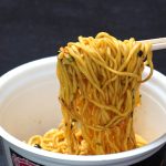 エースコックおなじみの弾力のある麺が濃厚なタレをしっかりと受け止めています。