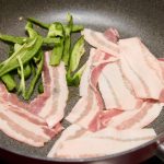 豚バラとピーマン を炒める