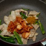 キムチとカレー粉を入れてさらに炒める
