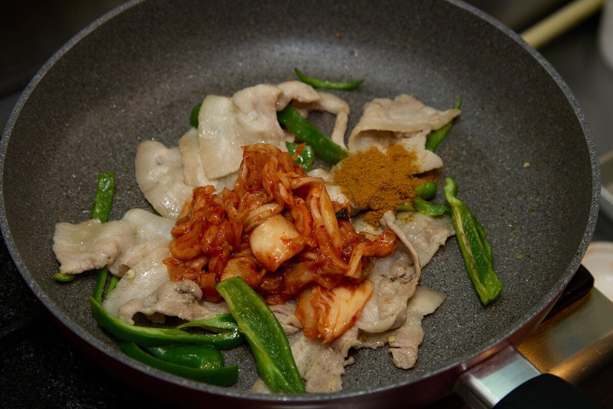 キムチとカレー粉を入れてさらに炒める