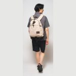 どこか懐かしいクラシックな趣ながら、現代のライフスタイルで必要な機能が付与された使い勝手のいいバックパック