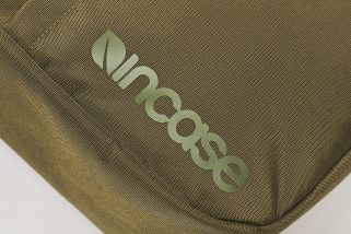 【秋の急な雨も弾く撥水仕様】インケースの最新バッグは持ち方が変幻自在！AirTagポケット標準装備の新コレクションを徹底解説