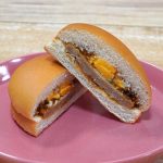 てりやきソースがかかったパティとスクランブルエッグがはさまれています。