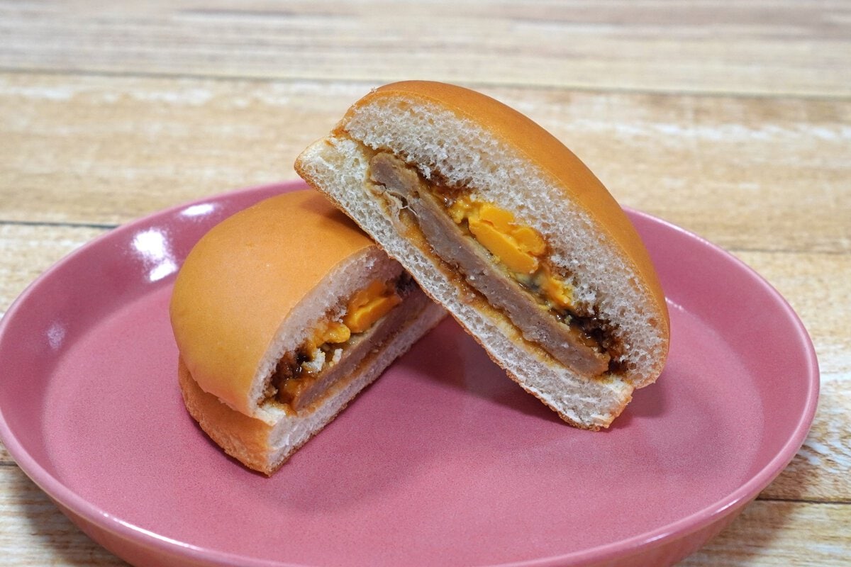 てりやきソースがかかったパティとスクランブルエッグがはさまれています。