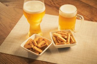 【不二家の合法おつまみ!?】ホームパイが旨じょっぱい？新作『ホームサクッと』×お酒ペアリング、1分アレンジを酒好きプロが実食検証