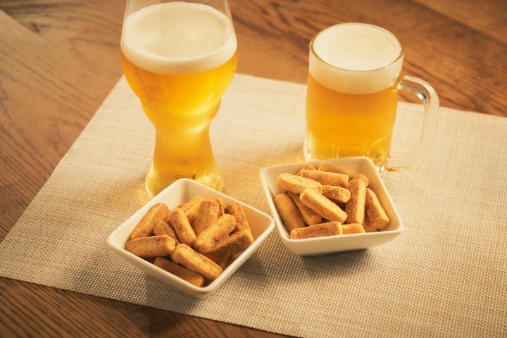【不二家の合法おつまみ!?】ホームパイが旨じょっぱい?新作『ホームサクッと』×お酒ペアリング、1分アレンジを酒好きプロが実食検証