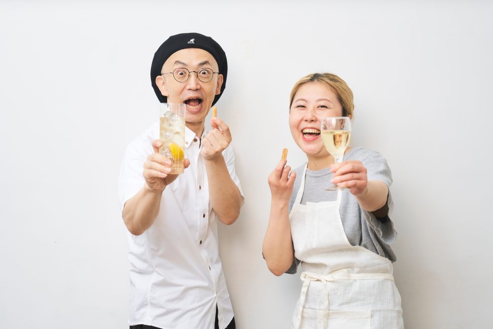 左)グルメライター 金山 靖さん フード、お酒に精通し、実際に飲んで食べたグルメ関連の記事を多数執筆する。家ではもっぱらビール派。 右)ライター&フードスタイリスト 伊藤 伊万里さん 趣味が高じて調理師免許を取得。ライターとして活動しながら、フードスタイリングやレシピ開発も手掛ける。