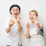左)グルメライター 金山 靖さん フード、お酒に精通し、実際に飲んで食べたグルメ関連の記事を多数執筆する。家ではもっぱらビール派。 右)ライター&フードスタイリスト 伊藤 伊万里さん 趣味が高じて調理師免許を取得。ライターとして活動しながら、フードスタイリングやレシピ開発も手掛ける。