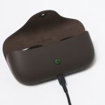 シンプルケースでスマートに充電