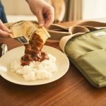 ＜災害時＞ レトルトカレーが20分でほかほかに！