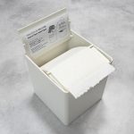 トイレットペーパーを引き出します。