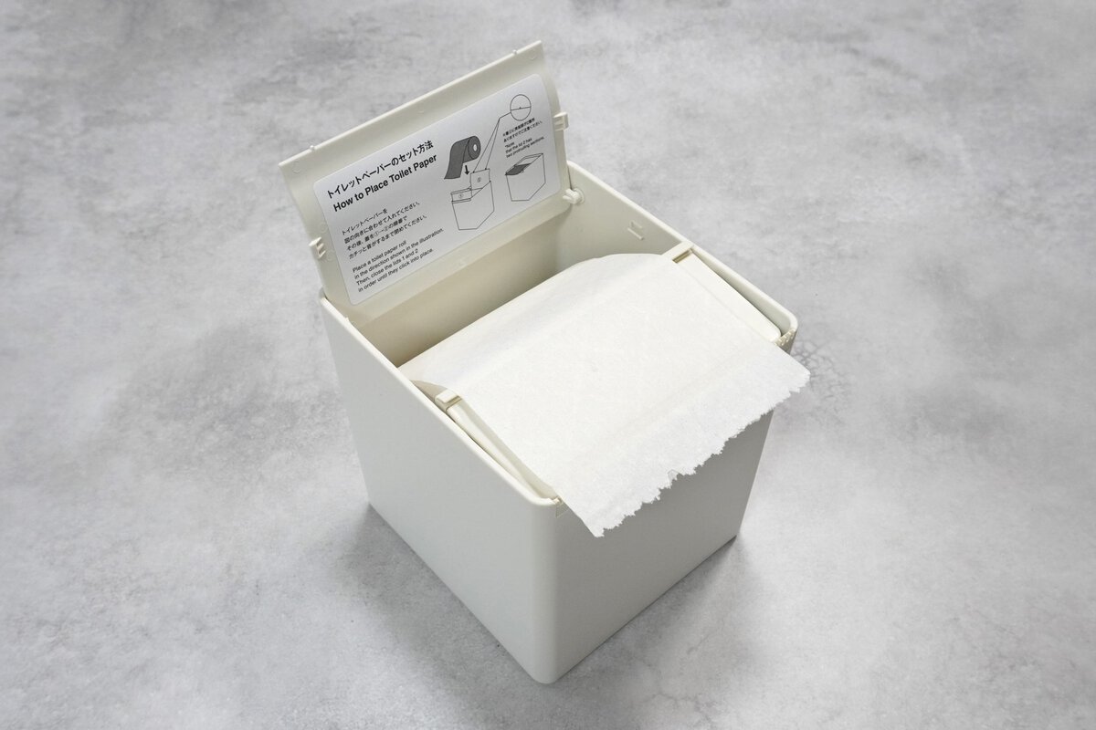 トイレットペーパーを引き出します。
