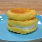 スフレの間にはホイップクリームとカスタードクリーム＆カスタードソース