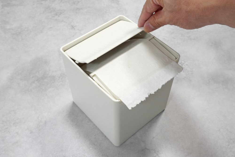 フタを閉めれば、トイレットペーパーは隠れます。