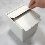 フタを閉めれば、トイレットペーパーは隠れます。