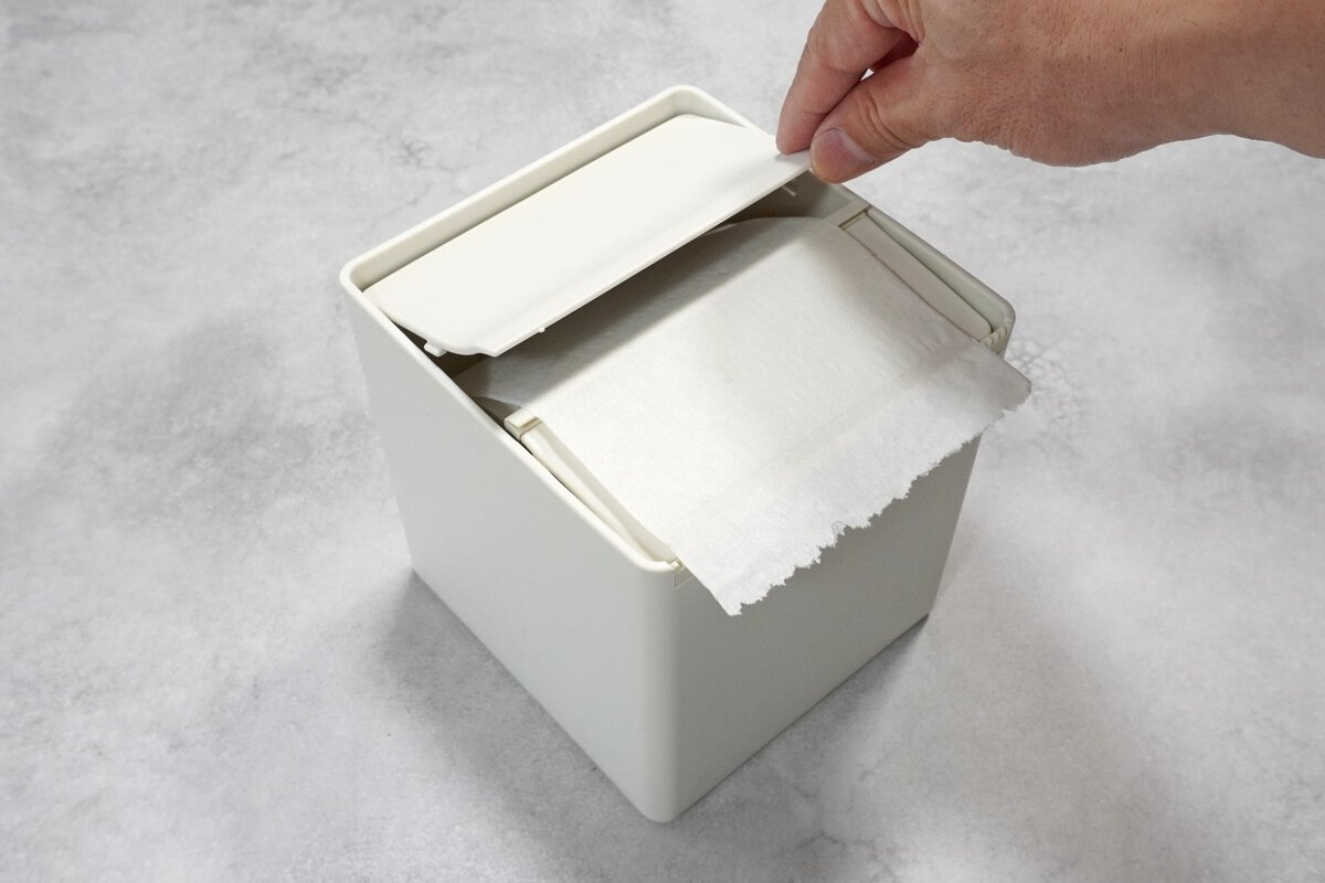 フタを閉めれば、トイレットペーパーは隠れます。