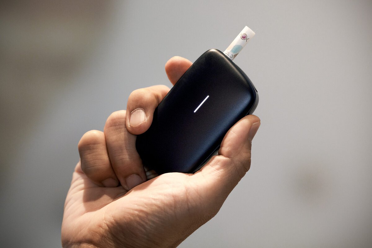 「Ploom CUBE」の特徴的なラウンデッドキューブデザインは握りやすい