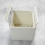 右側のフタの先端についているのが紙押さえパーツ。