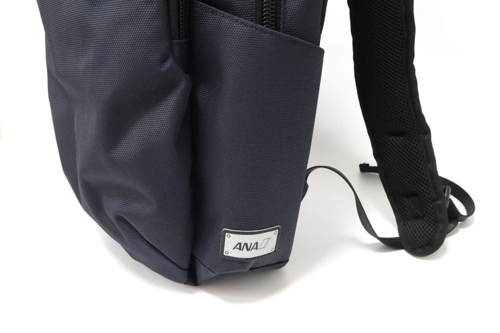 サイドポケットには「ANA」のロゴ入りリフレクター