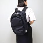 「ANAオリジナル タフな洗えるビジネスバッグ」　を背負った様子