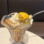 グラスの底には、秋の味覚である「かぼちゃプリン」の姿を発見