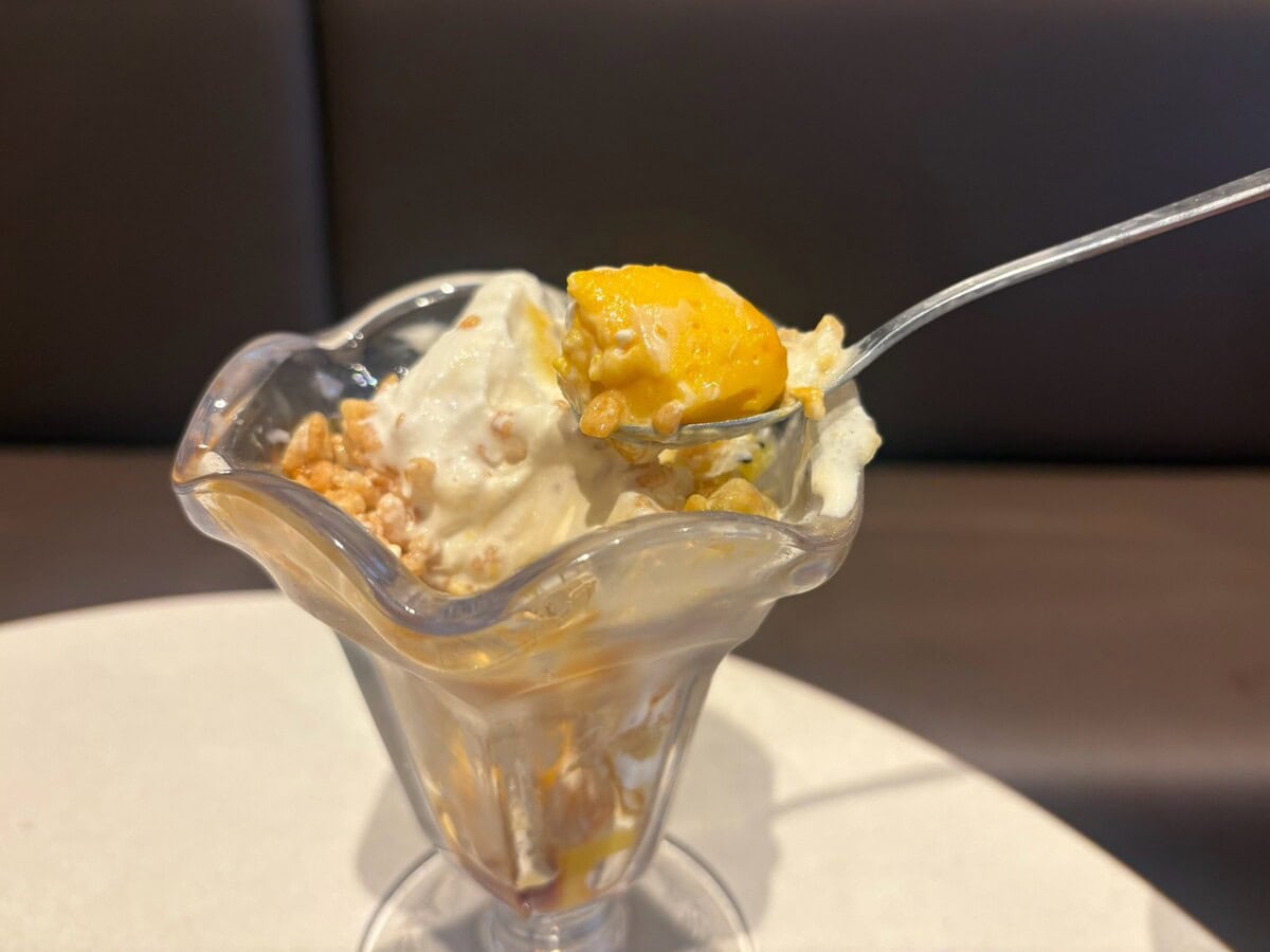 グラスの底には、秋の味覚である「かぼちゃプリン」の姿を発見