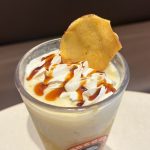 ホイップとカラメルソース、そしておさつチップスをトッピング