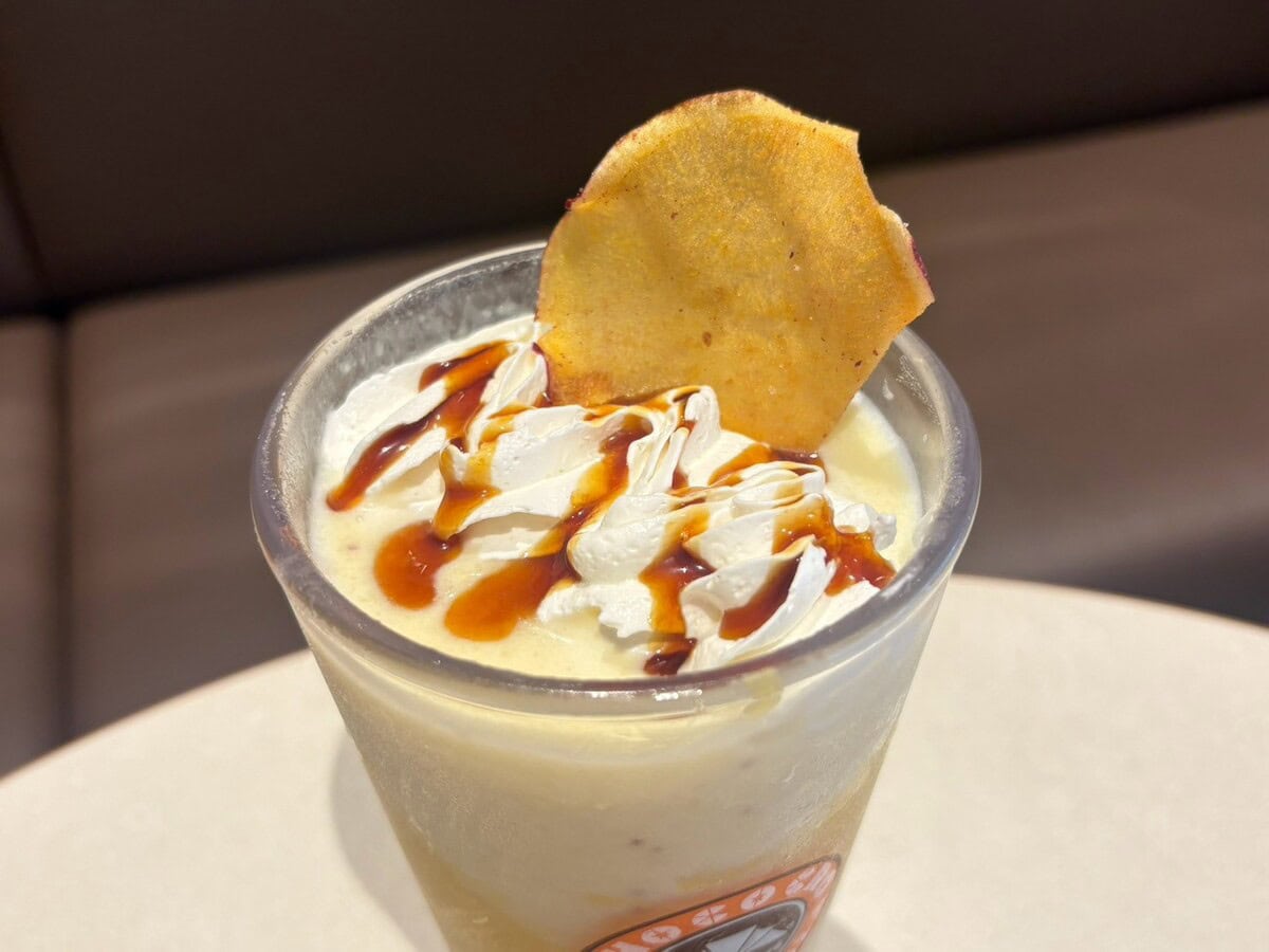 ホイップとカラメルソース、そしておさつチップスをトッピング