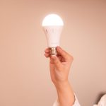 ＜災害時＞ 手に持つだけで点灯し懐中電灯代わりになる