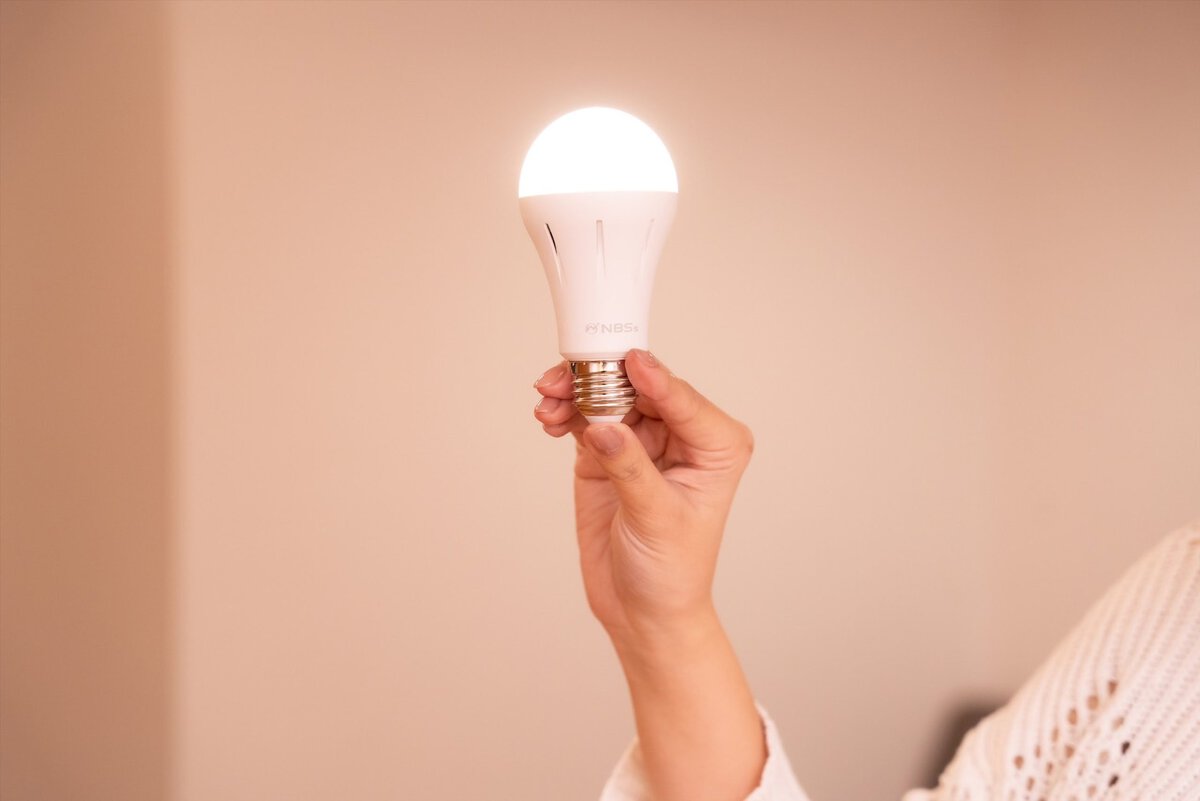 ＜災害時＞ 手に持つだけで点灯し懐中電灯代わりになる