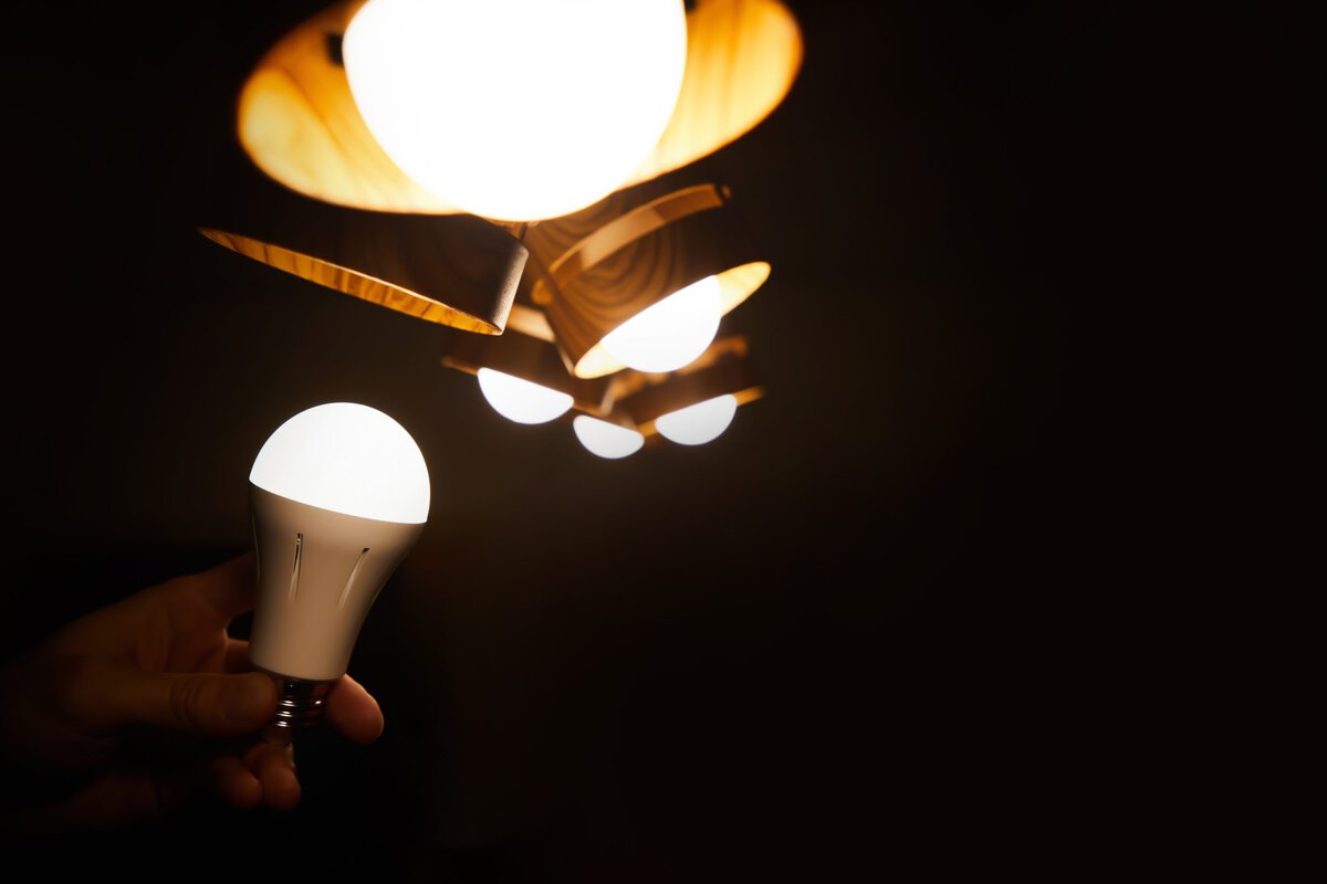 ＜日常＞ 工事不要でいつもの電球を取り替えるだけ！