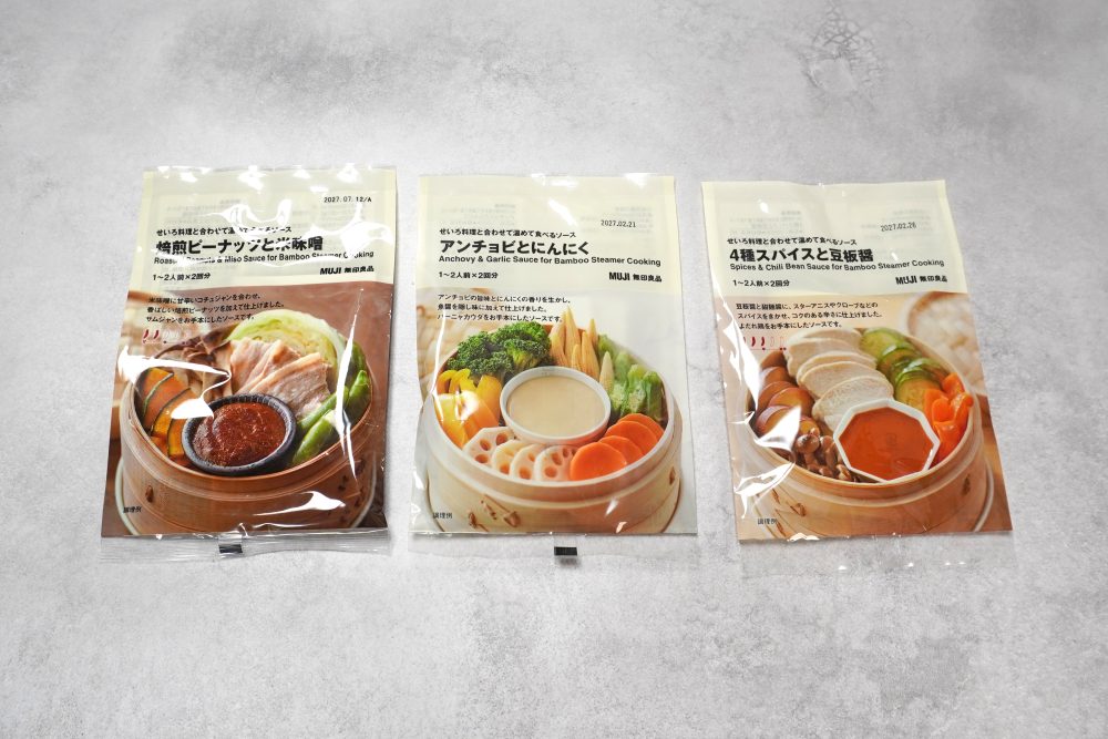 (左)せいろ料理と合わせて温めて食べるソース 焙煎ピーナッツと米味噌 (中)せいろ料理と合わせて温めて食べるソース アンチョビとにんにく (右)せいろ料理と合わせて温めて食べるソース 4種スパイスと豆板醤