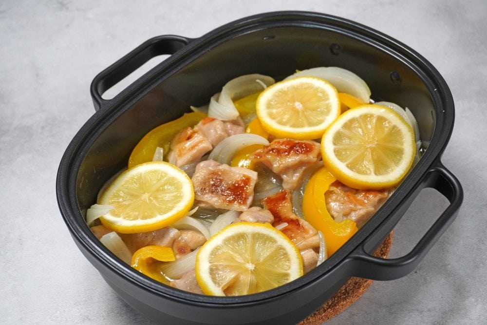 外蓋で蒸し焼き調理。鶏レモン蒸しはレシピブックに掲載されています。
