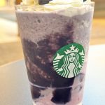 ブラックベリーチョコレートソースが妖艶な雰囲気を醸し出しています