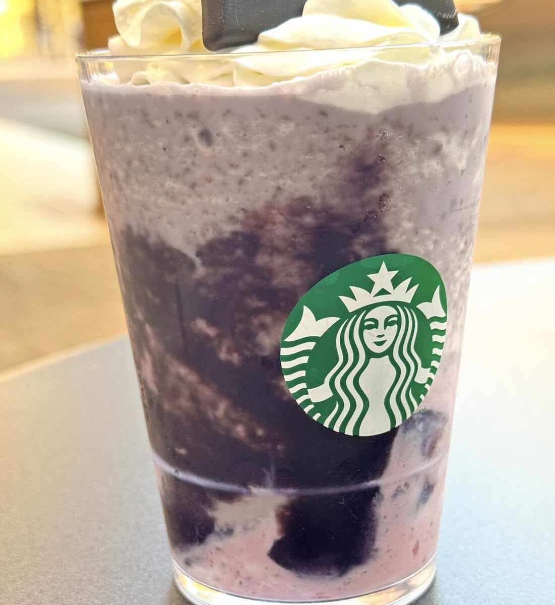 ブラックベリーチョコレートソースが妖艶な雰囲気を醸し出しています