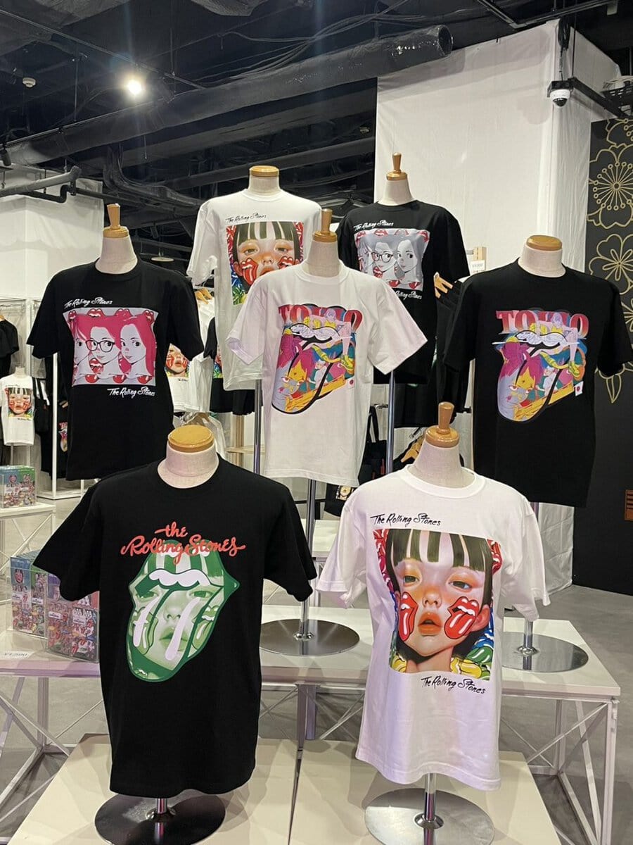 アーティストの作品をあしらったTシャツやトートバッグ
