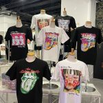 アーティストの作品をあしらったTシャツやトートバッグ