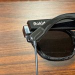 マグネットケーブルを取り付けて充電します。