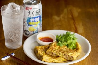 【たった5分で酒が進みすぎる！】ひき肉と卵で包丁いらず！絶品タイ風肉つまみ「ブルースカイジャオ」×氷結®無糖 レモン7％の至高ペアリングを検証