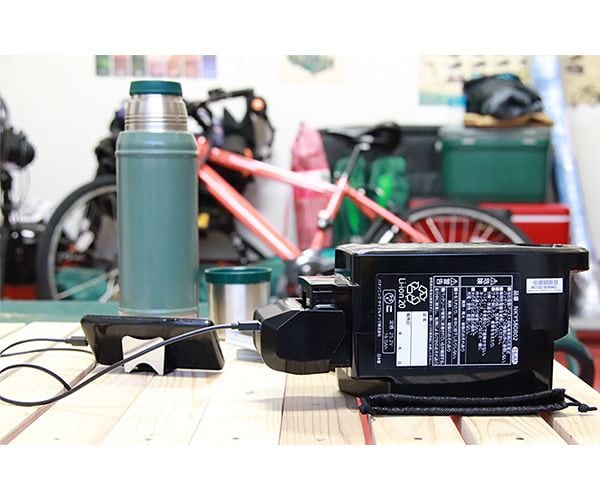 日常生活の足として使う電動アシスト自転車のバッテリーが、災害時は非常用電源に。連絡や情報収集に欠かせないスマホや、USB給電タイプのライトなどを充電できるようになる
