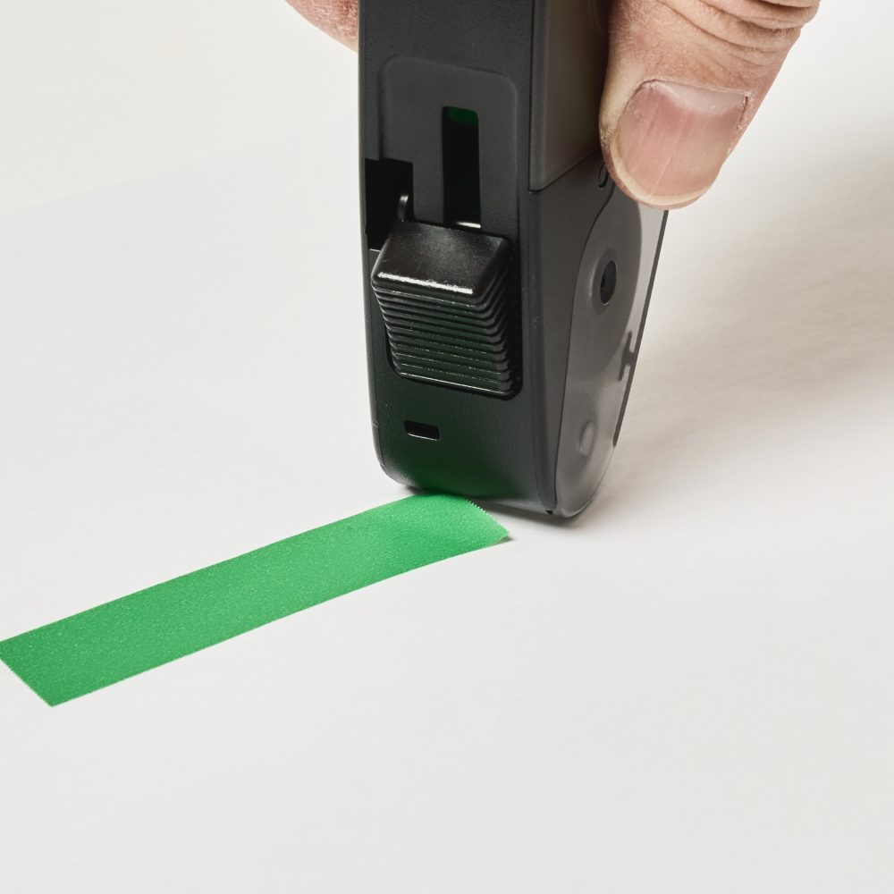 修正テープの要領で、貼ったままテープをのばして、片手だけで切ることも可能。